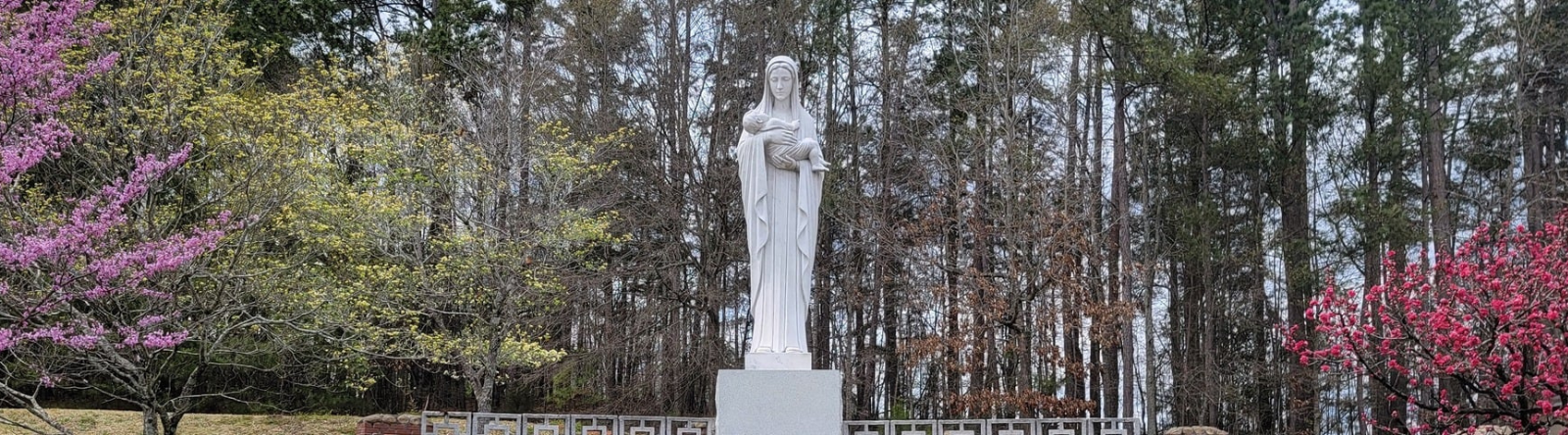 mary statue holding baby in garden